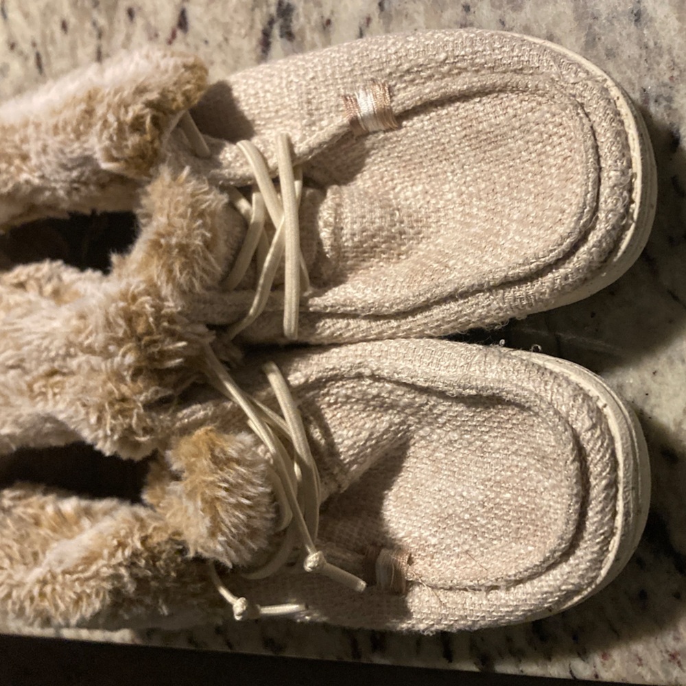 Hey Dude Kids Slippers in Cream and Tan